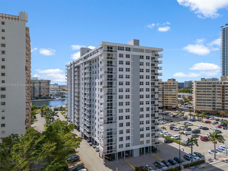 For Sale: $420,999 (2 beds, 2 baths, 1315 Square Feet)