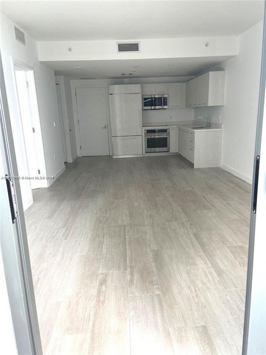 Active With Contract: $3,400 (1 beds, 1 baths, 620 Square Feet)