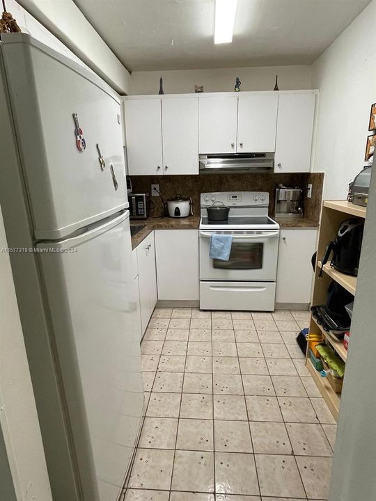 For Sale: $308,000 (2 beds, 2 baths, 898 Square Feet)
