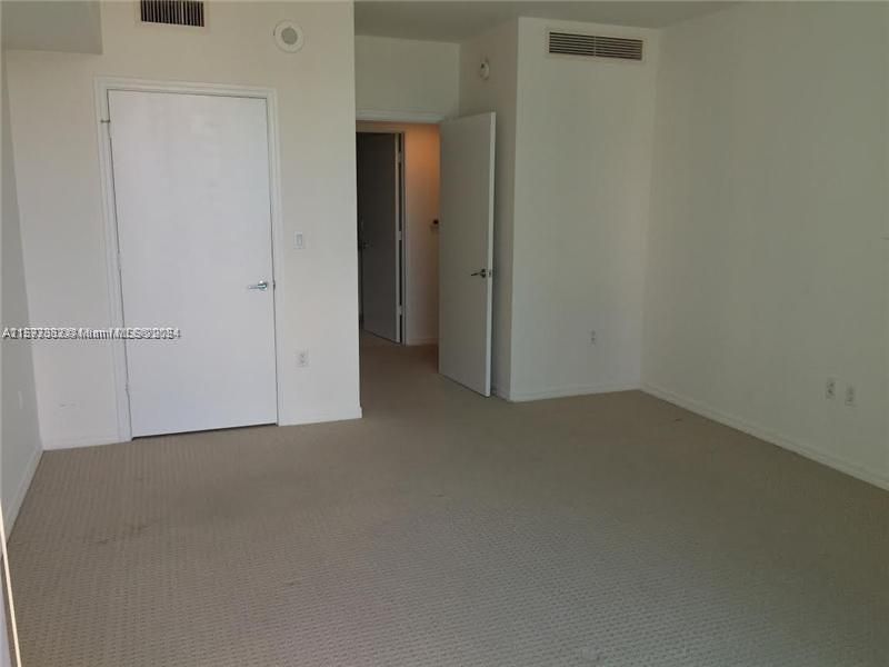 For Rent: $3,050 (1 beds, 1 baths, 738 Square Feet)