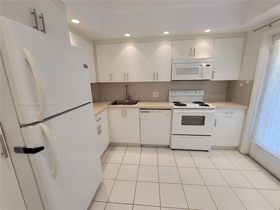 For Rent: $1,700 (1 beds, 1 baths, 900 Square Feet)
