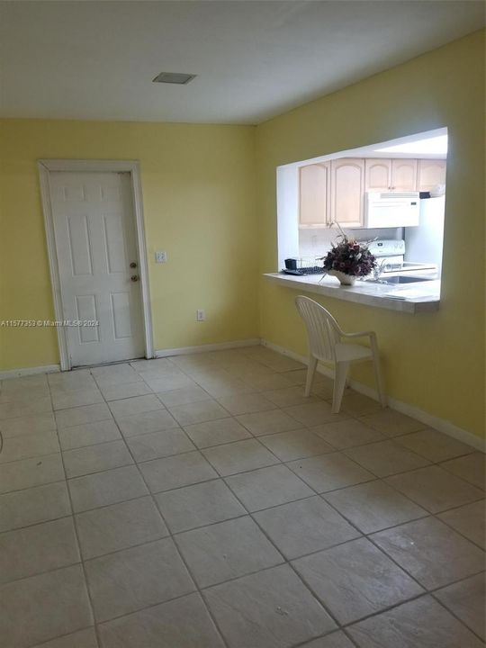For Sale: $300,000 (2 beds, 1 baths, 1200 Square Feet)