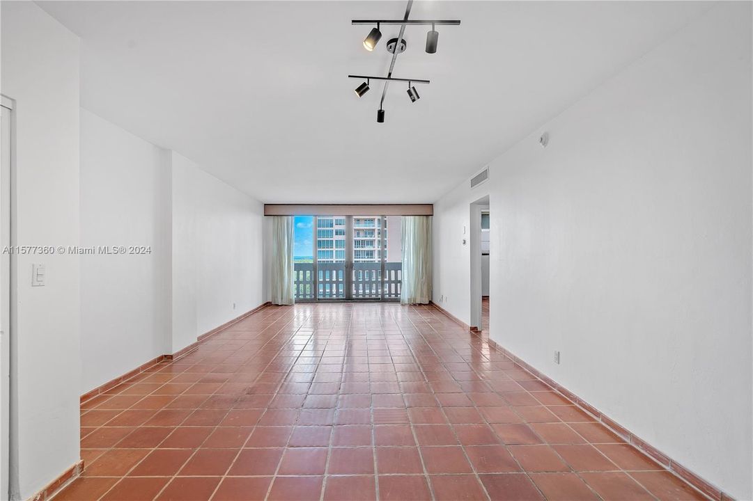For Sale: $469,000 (1 beds, 1 baths, 910 Square Feet)