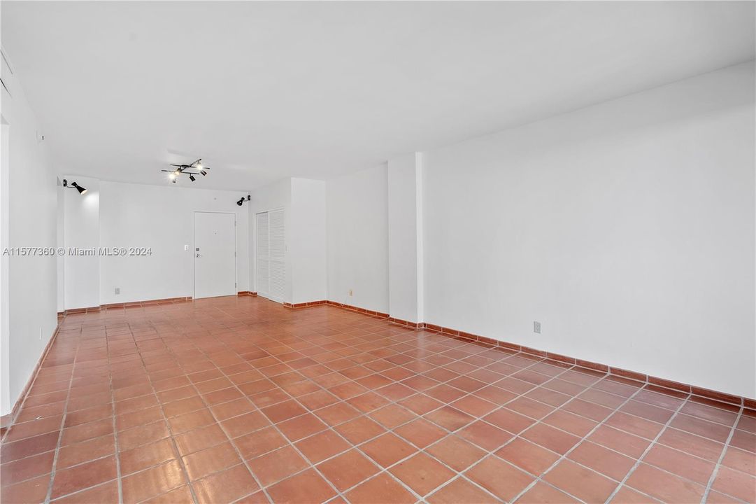 For Sale: $469,000 (1 beds, 1 baths, 910 Square Feet)