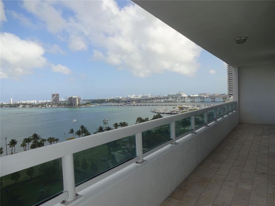 Active With Contract: $4,100 (2 beds, 2 baths, 1154 Square Feet)