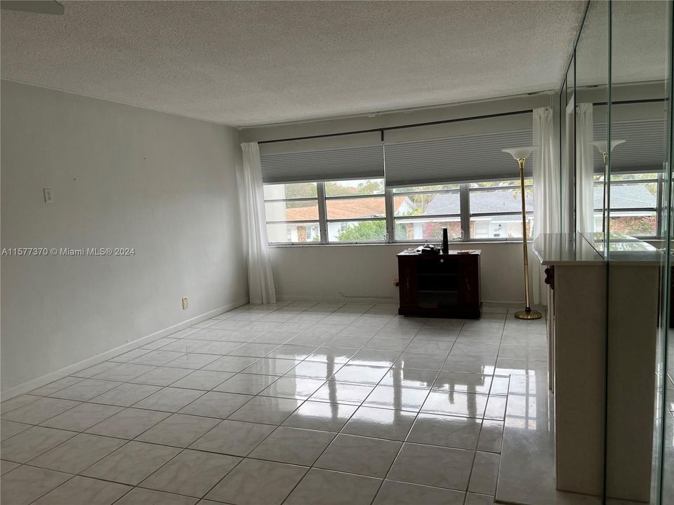 For Sale: $200,000 (1 beds, 1 baths, 770 Square Feet)
