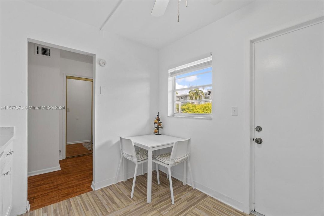 For Sale: $275,000 (2 beds, 2 baths, 1092 Square Feet)