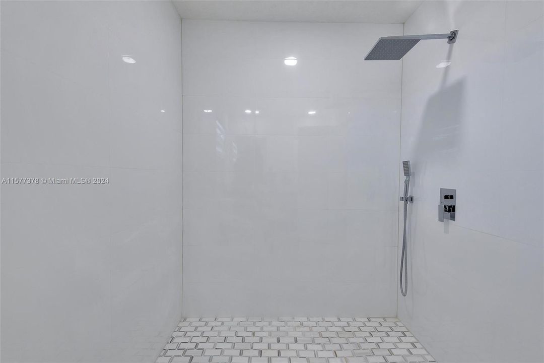 合同活跃: $2,600 (2 贝兹, 2 浴室, 1100 平方英尺)