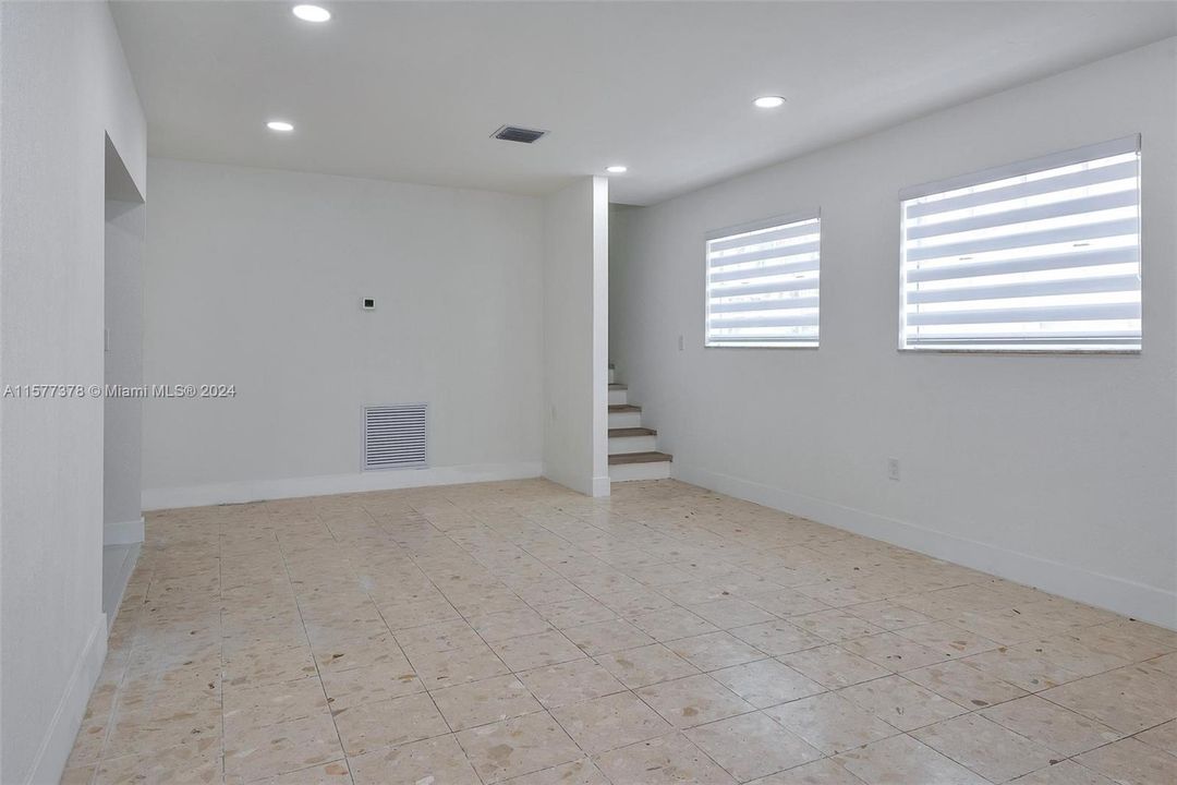 Active With Contract: $2,600 (2 beds, 2 baths, 1100 Square Feet)