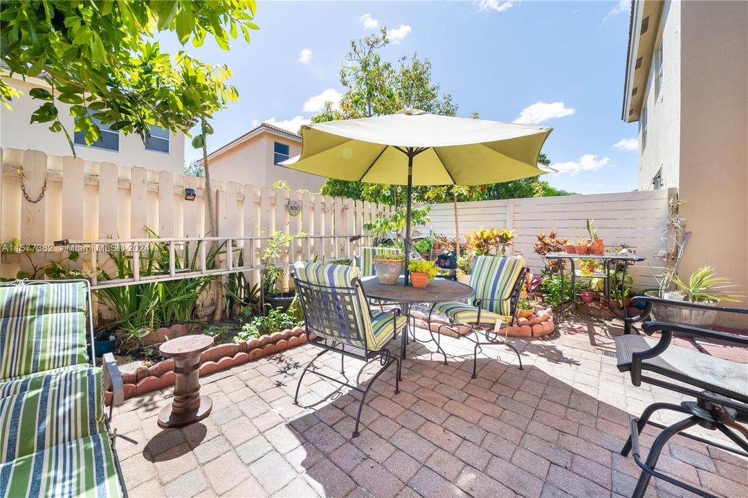 For Sale: $550,000 (4 beds, 3 baths, 1979 Square Feet)