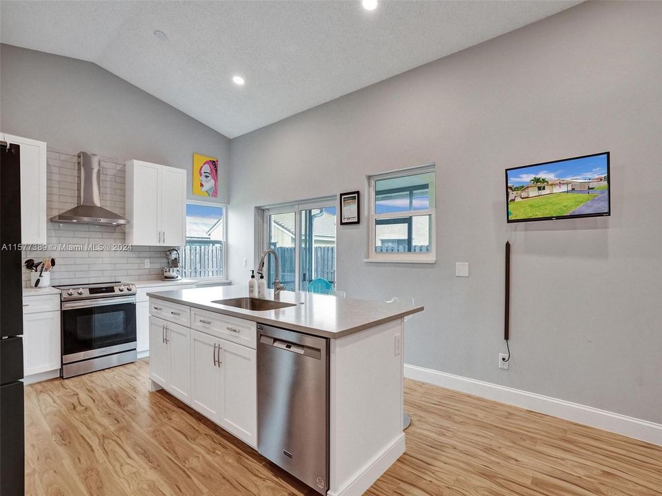 Active With Contract: $596,500 (3 beds, 2 baths, 1546 Square Feet)