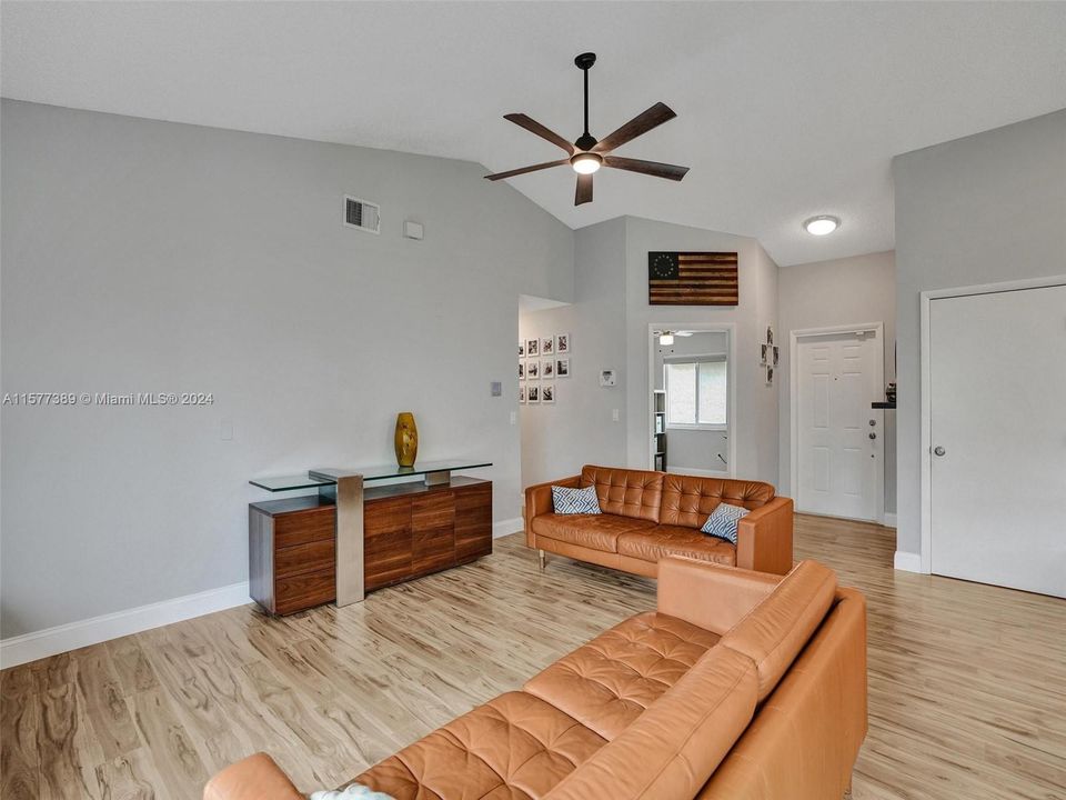 Active With Contract: $596,500 (3 beds, 2 baths, 1546 Square Feet)