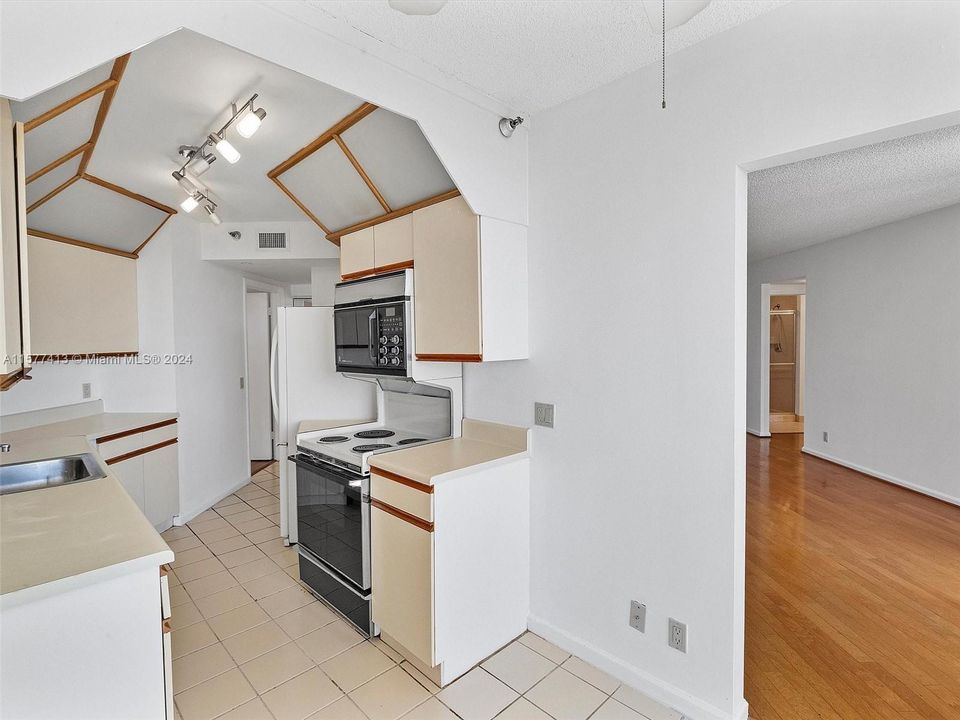 For Sale: $475,000 (2 beds, 2 baths, 1187 Square Feet)