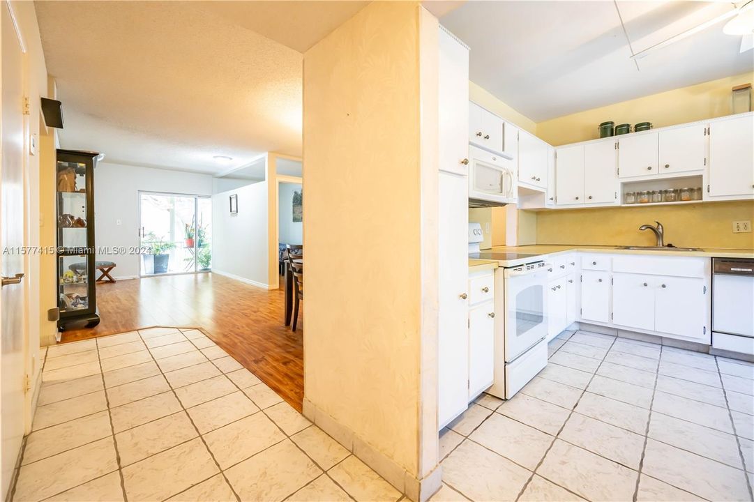 For Sale: $149,000 (2 beds, 2 baths, 1242 Square Feet)