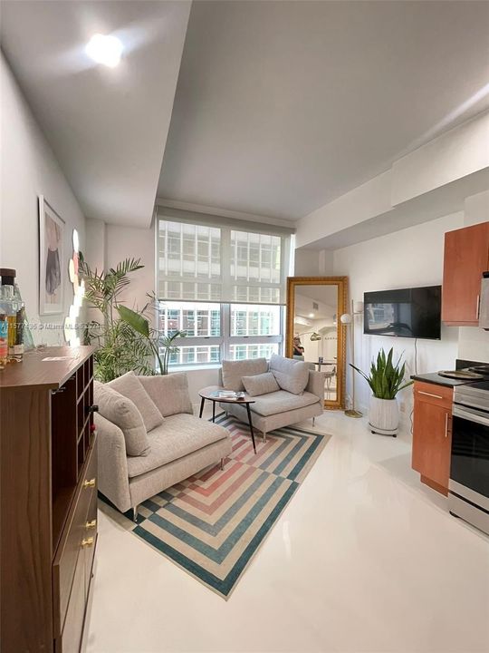 For Sale: $314,000 (1 beds, 1 baths, 594 Square Feet)