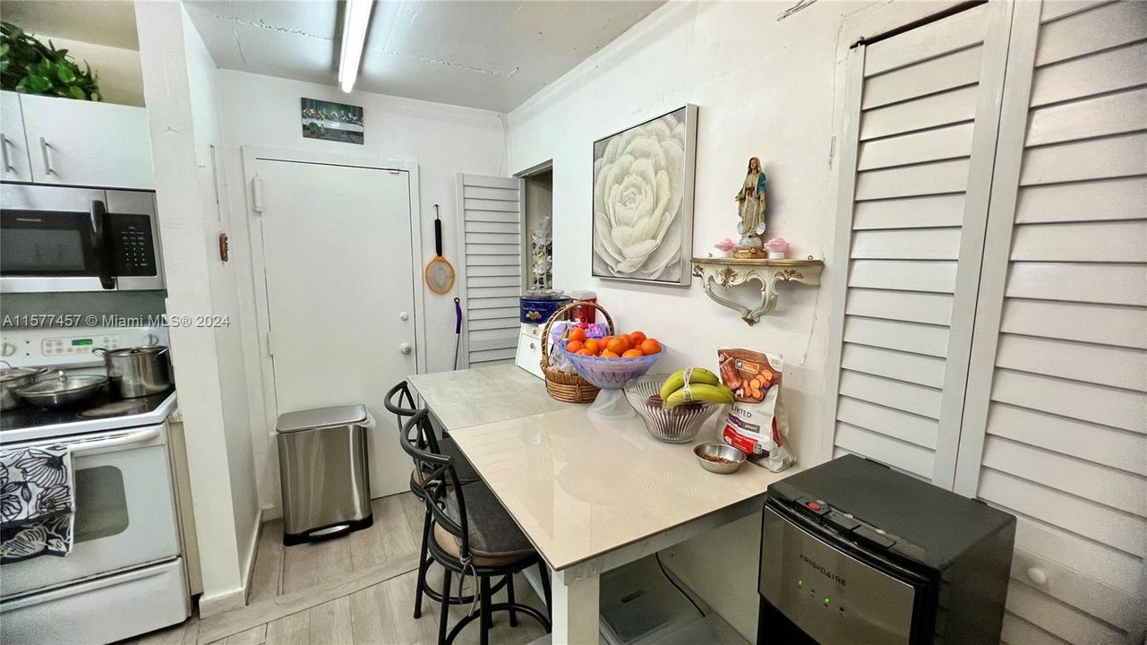 For Sale: $349,900 (3 beds, 2 baths, 1700 Square Feet)