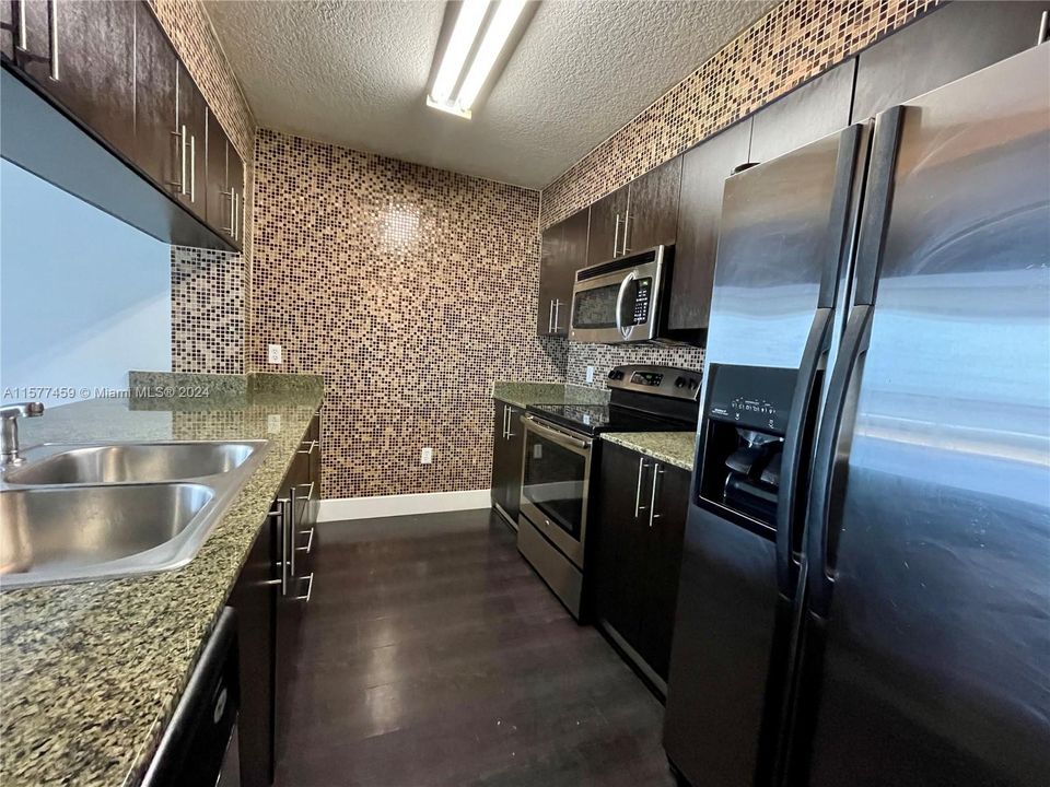 For Sale: $490,000 (1 beds, 1 baths, 825 Square Feet)