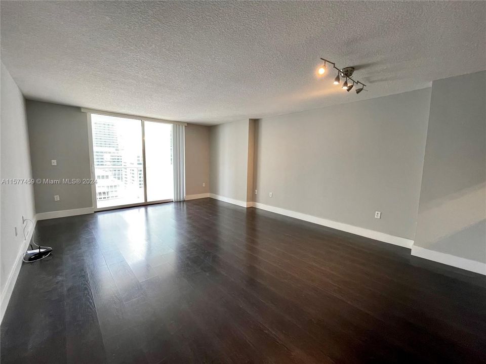 For Sale: $490,000 (1 beds, 1 baths, 825 Square Feet)
