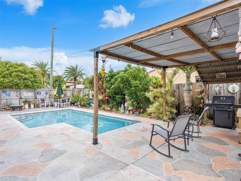Active With Contract: $650,000 (3 beds, 2 baths, 1355 Square Feet)