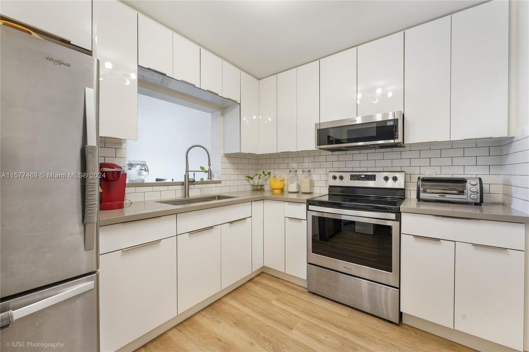For Sale: $309,100 (2 beds, 2 baths, 1038 Square Feet)