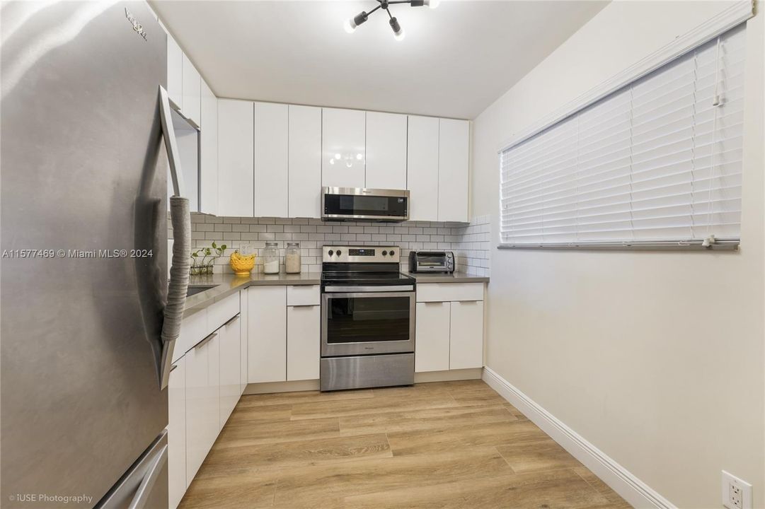 For Sale: $299,700 (2 beds, 2 baths, 1038 Square Feet)
