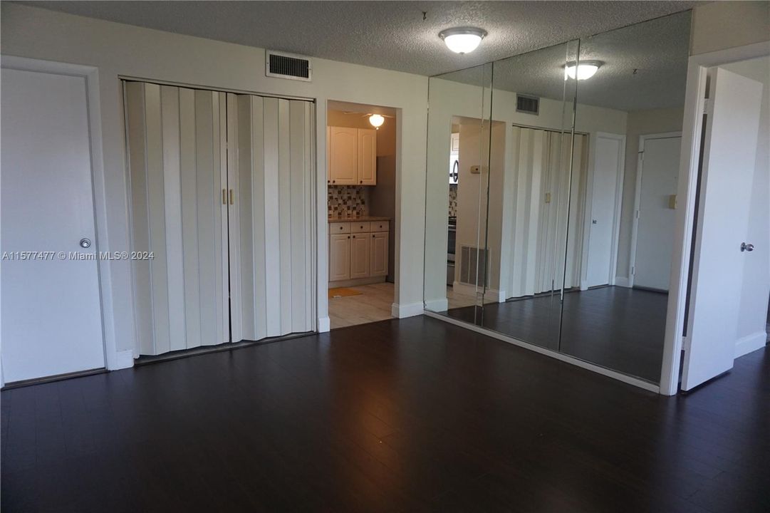 For Sale: $150,000 (1 beds, 1 baths, 704 Square Feet)