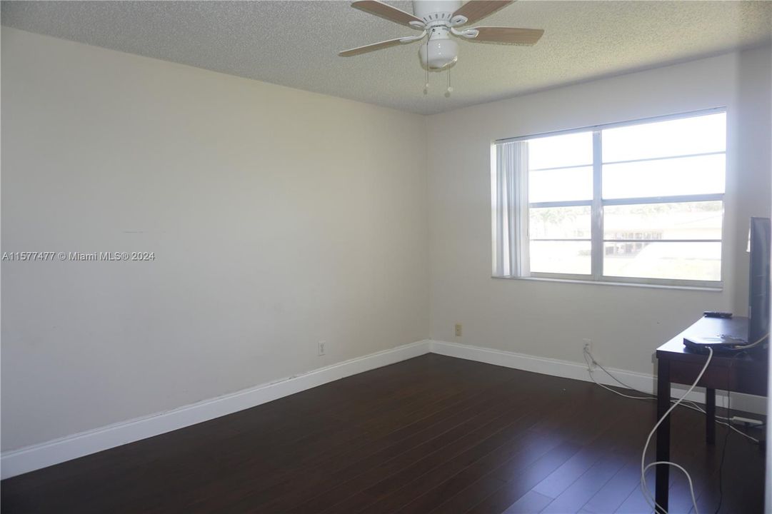 For Sale: $150,000 (1 beds, 1 baths, 704 Square Feet)