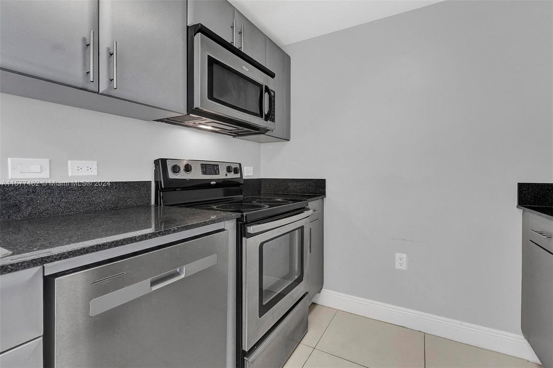 For Sale: $399,999 (2 beds, 2 baths, 975 Square Feet)