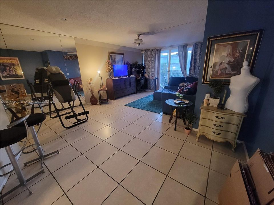 For Sale: $133,000 (1 beds, 1 baths, 909 Square Feet)