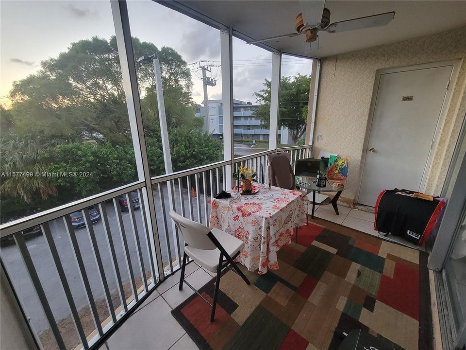 For Sale: $133,000 (1 beds, 1 baths, 909 Square Feet)