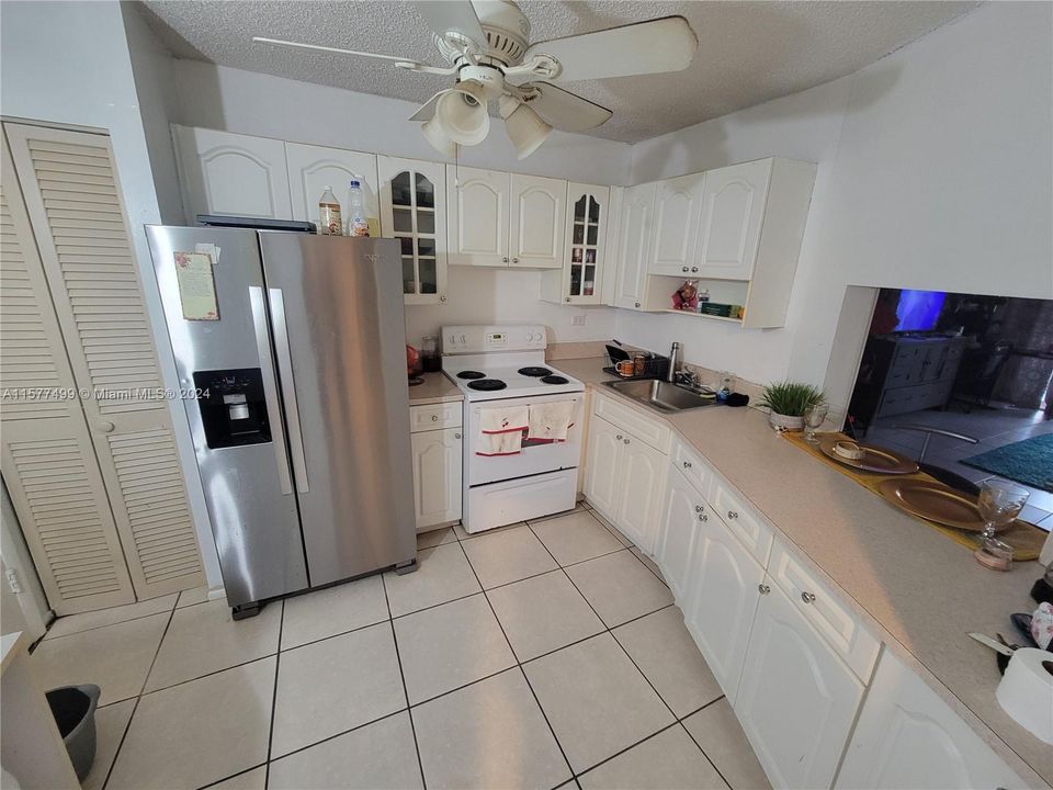 For Sale: $133,000 (1 beds, 1 baths, 909 Square Feet)