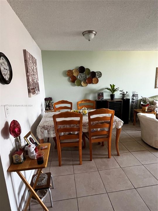 For Sale: $219,000 (1 beds, 1 baths, 712 Square Feet)