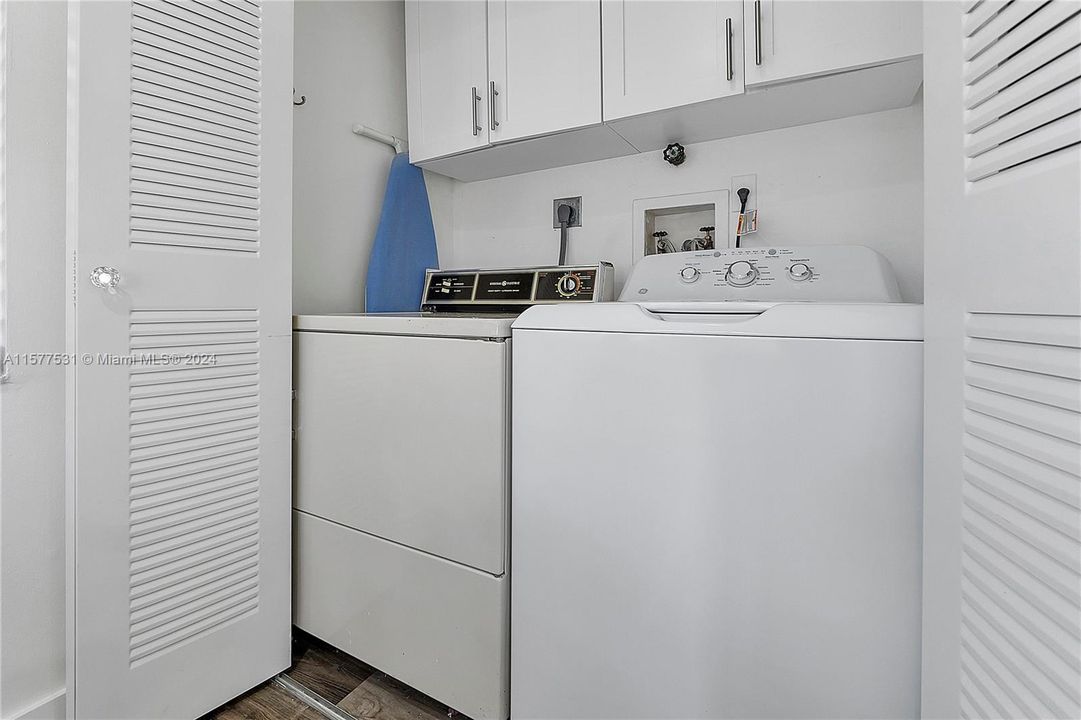 For Sale: $359,900 (2 beds, 2 baths, 1380 Square Feet)