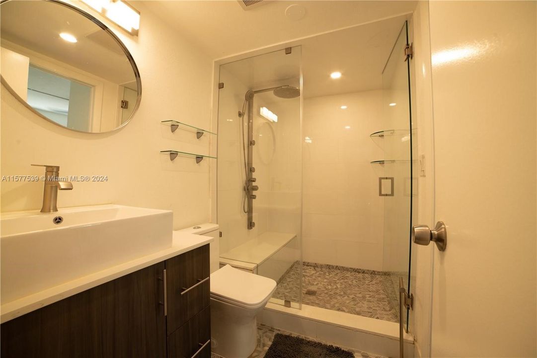 Active With Contract: $3,300 (1 beds, 1 baths, 680 Square Feet)