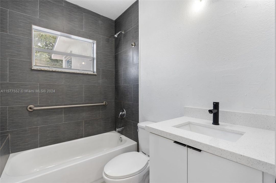 For Sale: $399,000 (2 beds, 1 baths, 818 Square Feet)