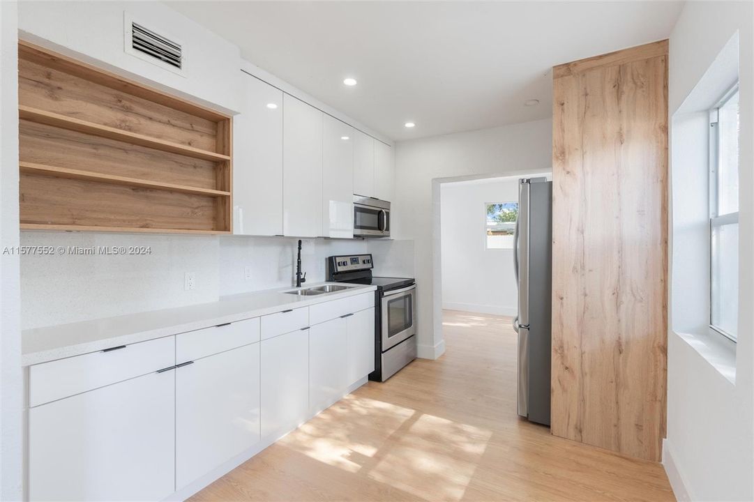 For Sale: $399,000 (2 beds, 1 baths, 818 Square Feet)