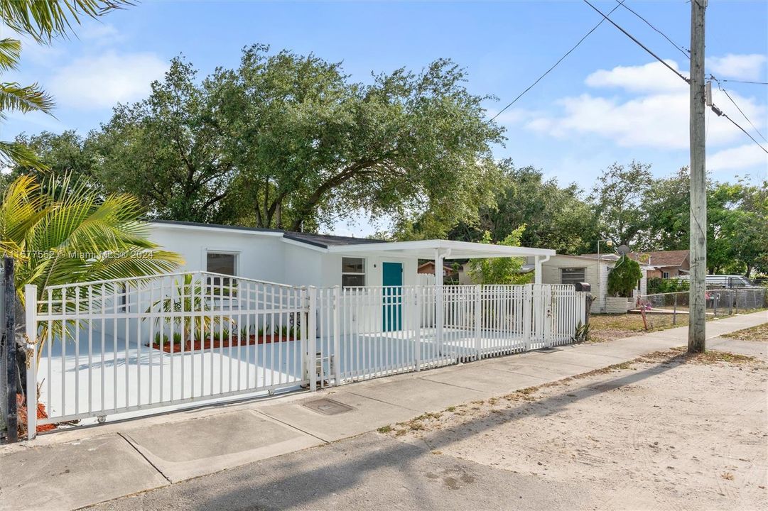 For Sale: $399,000 (2 beds, 1 baths, 818 Square Feet)