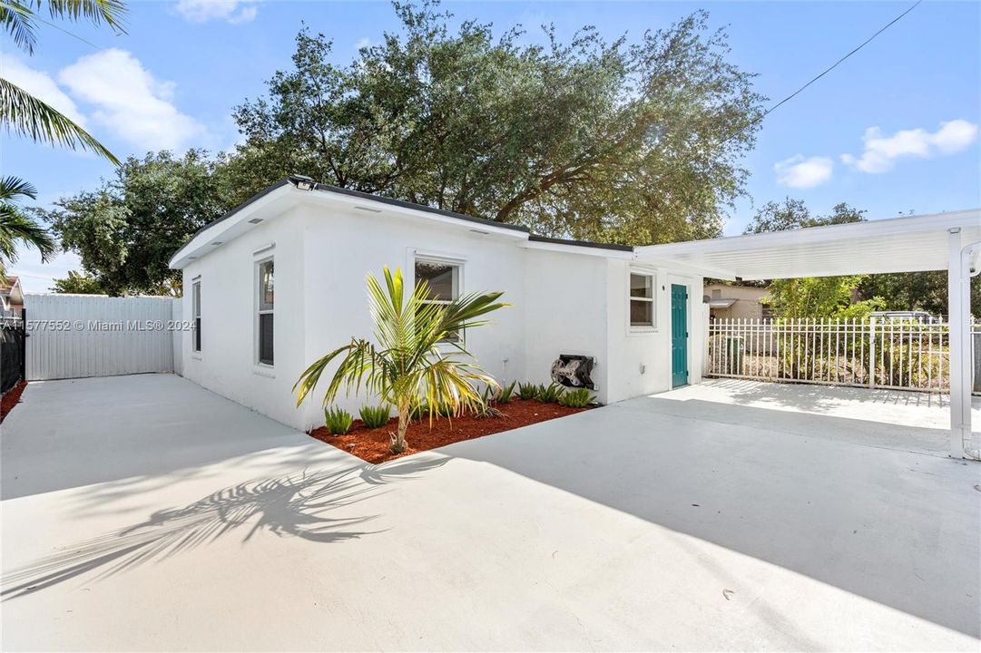 For Sale: $399,000 (2 beds, 1 baths, 818 Square Feet)