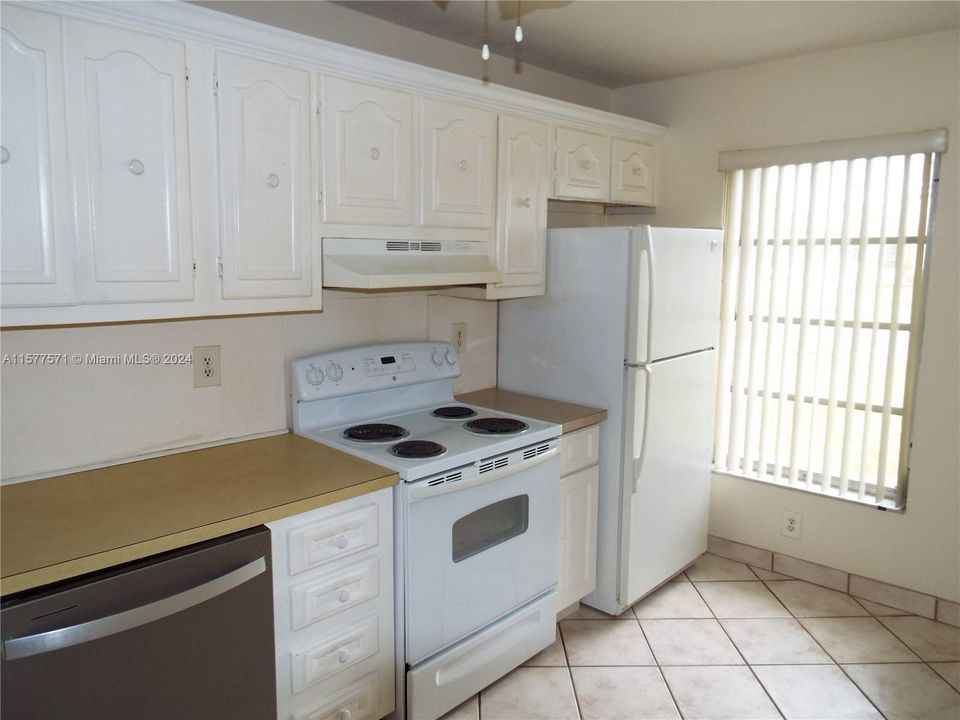 For Sale: $270,000 (2 beds, 2 baths, 1065 Square Feet)