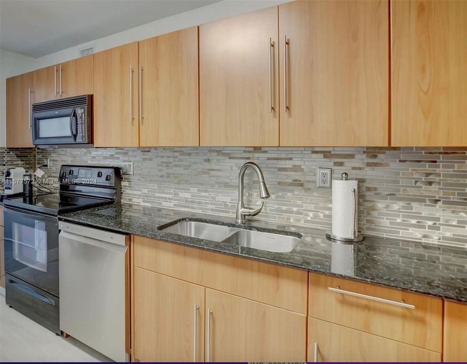 For Sale: $479,900 (1 beds, 1 baths, 883 Square Feet)