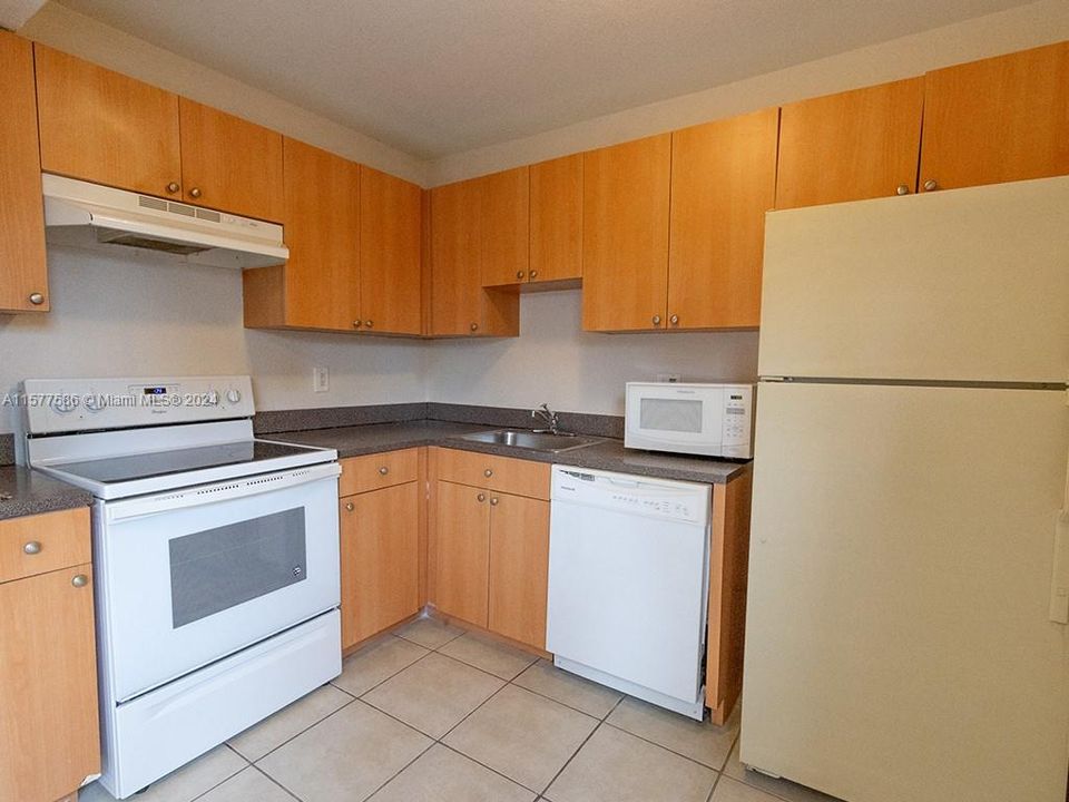 For Rent: $2,000 (2 beds, 1 baths, 938 Square Feet)