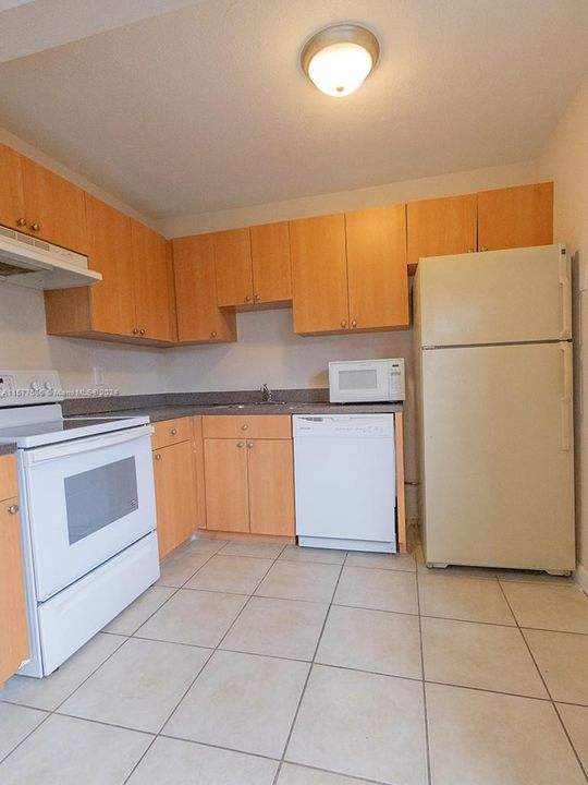 For Rent: $2,000 (2 beds, 1 baths, 938 Square Feet)