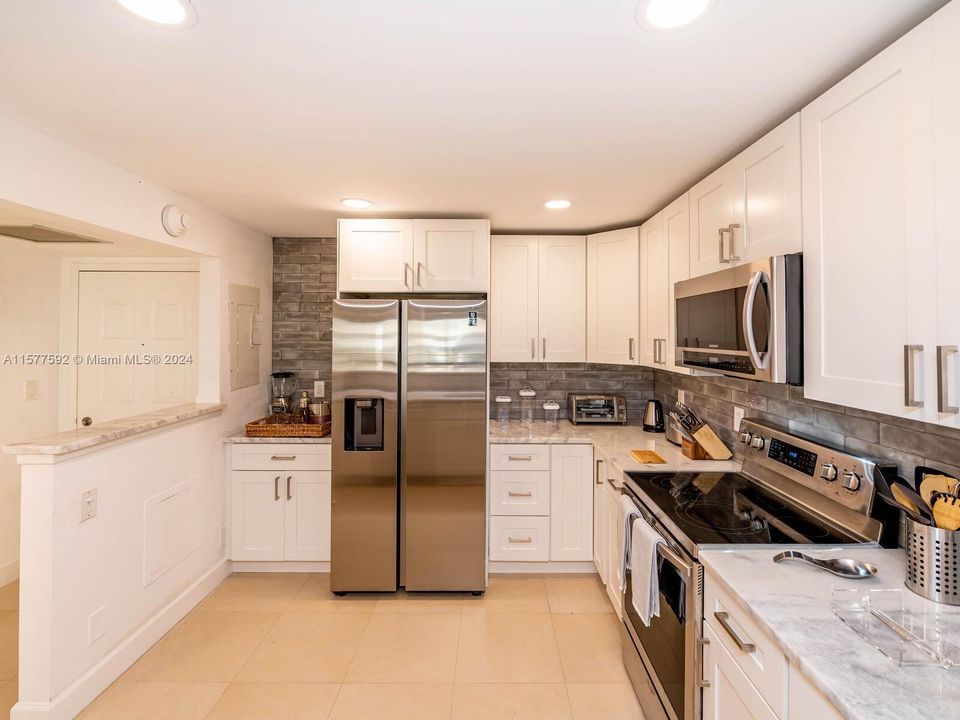 Active With Contract: $4,250 (1 beds, 1 baths, 1080 Square Feet)