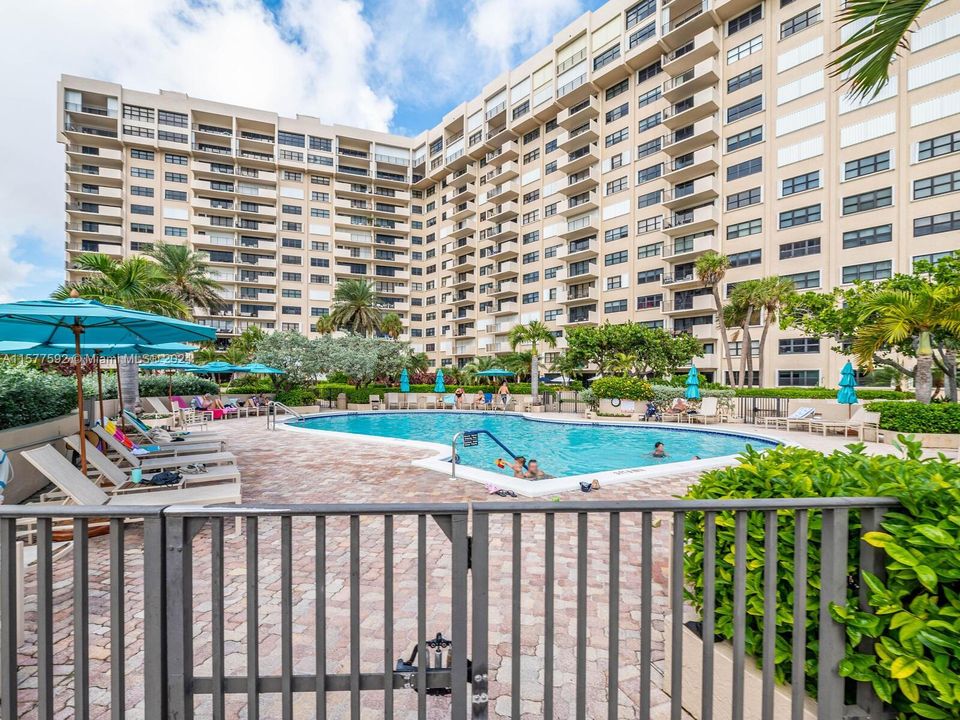 Active With Contract: $4,250 (1 beds, 1 baths, 1080 Square Feet)