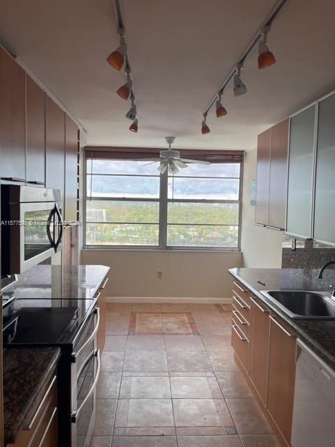 For Sale: $349,000 (2 beds, 2 baths, 1605 Square Feet)