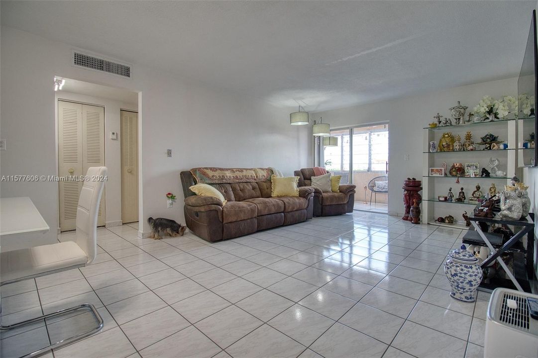 Recently Sold: $225,000 (2 beds, 1 baths, 998 Square Feet)