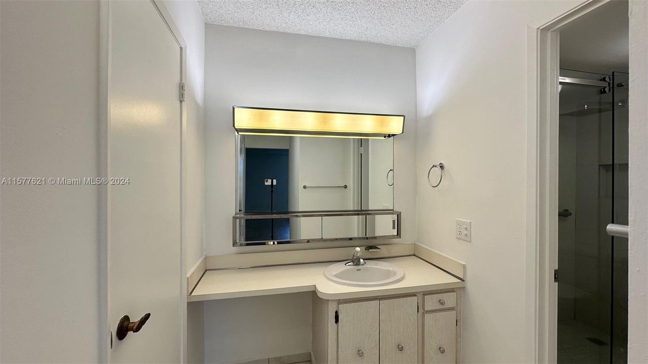 For Sale: $320,000 (2 beds, 2 baths, 1194 Square Feet)