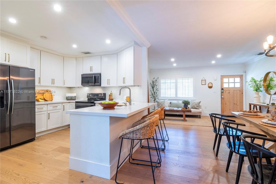 Active With Contract: $925,000 (3 beds, 2 baths, 1711 Square Feet)