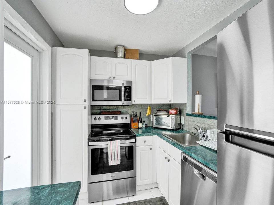 For Sale: $314,900 (1 beds, 1 baths, 775 Square Feet)
