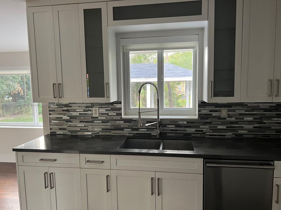 Recently Rented: $3,300 (2 beds, 1 baths, 1266 Square Feet)